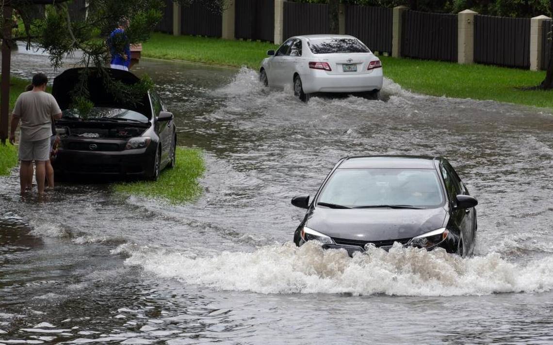 Heavy rain floods parts of Miami-Dade | Miami Herald